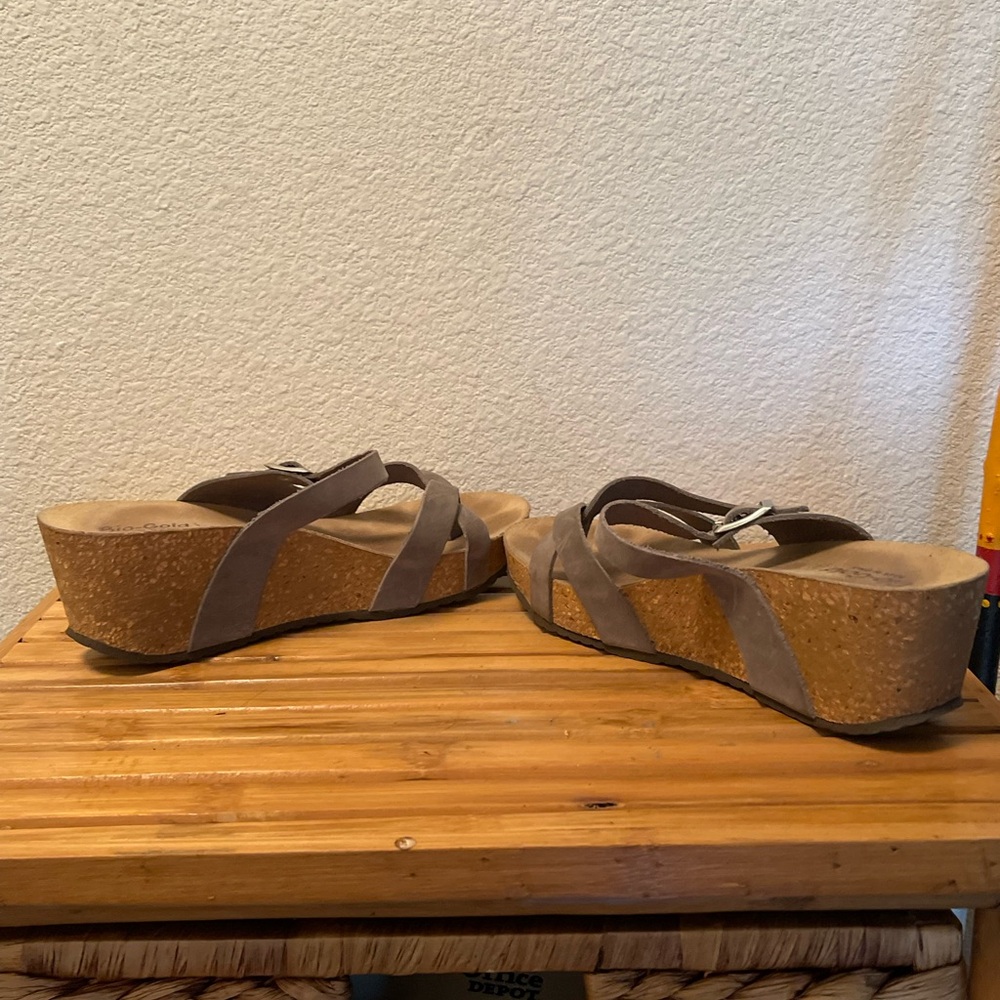 Cute Bio-Gold sandals - Picture 5 of 9